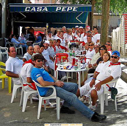 Peña Los Timbales, tomando cafe y descansando en Casa Pepe después del duro trabajo de organizar la 'Vaquilla' (comida popular y gratuita para mas de 1000 personas).
