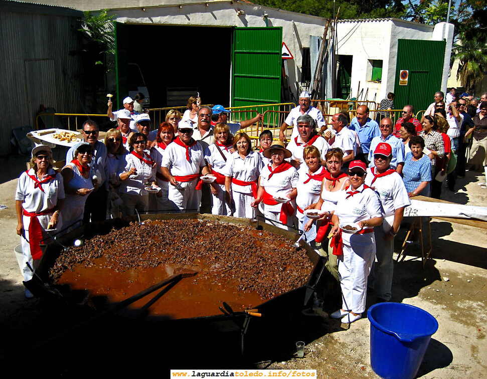 Peña Los Timbales, con las manos en la masa, repartiendo la 'Vaquilla' (comida popular y gratuita para mas de 1000 personas).