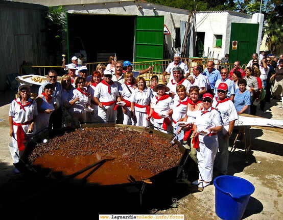 Peña Los Timbales,  con las manos en la masa, repartiendo la 'Vaquilla' (comida popular y gratuita para mas de 1000 personas).