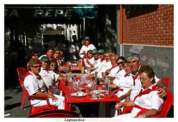 27 de septiembre de 2007. Peña Los timbales tomando cafe después de haber organizado la vaquilla.