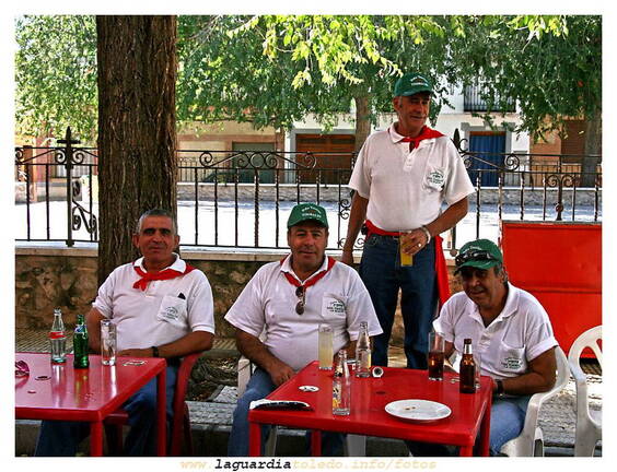 27 de septiembre de 2007. Peña Los timbales tomando cafe después de haber organizado la vaquilla (Estos son los que fegaron la caldereta)