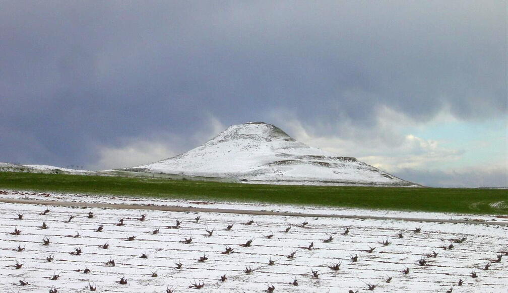 Cerro de la Atalaya nevado desde la carretera de La Guardia a Hueta