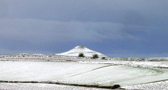 Cerro de la Atalaya nevado desde el inicio del camino hacia la Ermita del Niño de La Guardia