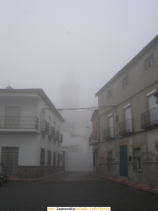 7 de Enero de 2007. Iglesia desde la Plaza un día de niebla