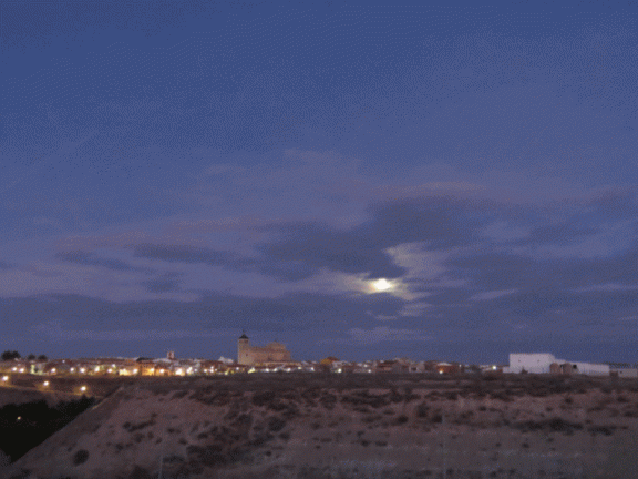 Salida de la luna llena entre nubes el primer día del año de 2018
