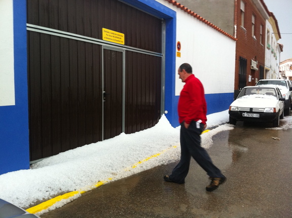 Efectos de la fuerte granizada en la calle Luján ( 20-04-2011)