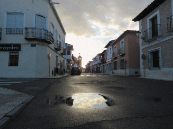 El cielo en la tierra. Las nubes en la puesta de sol reflejadas en los charcos. 30-4-2017