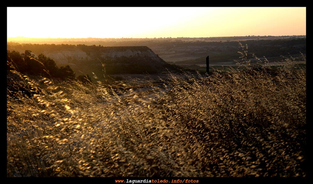 Ananecer de un día de verano sobre Barrancondo y la ruta de Don Quijote - 28 de junio 2011 - 6:49 de la mañana