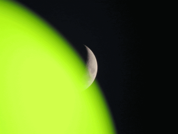 La luna y la araña en las farolas del Paseo del Norte en el solsticio de verano. 21-6-2015