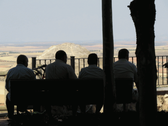 Gente tomando "el fresco" en el paseo del Norte en el mes de julio más caluroso de la historia