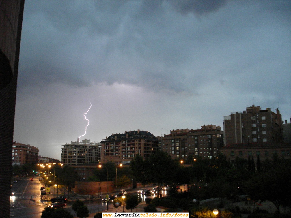 Madrid. Barrio de Arganzuela. 6 de Septiembre de 2006, 20:15. Madrid se ha oscurecido por una tormenta y logro captar una instantánea de un rayo