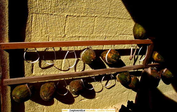 8 de Octubre 2006, Melones colgados en 'la portá'.