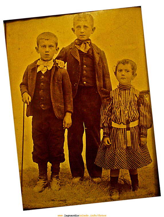 Hermanos Gómez Cabeza, Julián, José y María, año 1900 aproximadamente