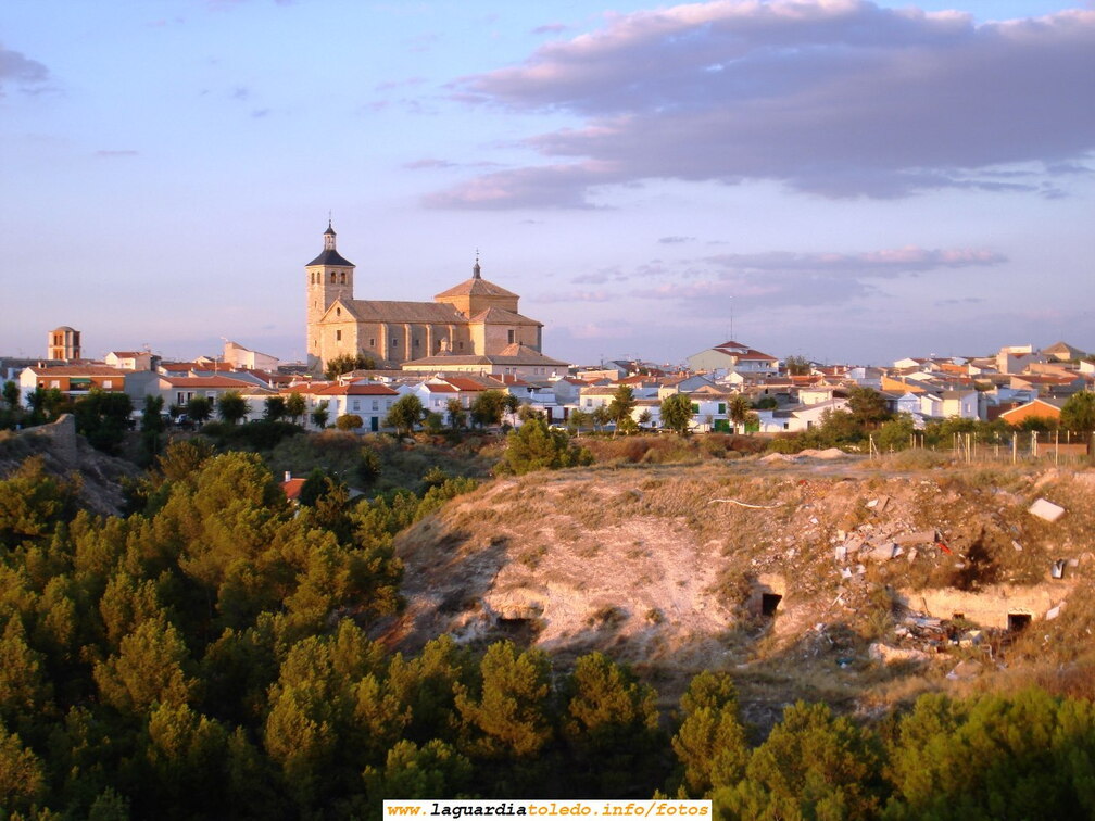 Panorámica del pueblo siguiendo la línea de los cerros por detrás de la antigua carretera de Andalucía