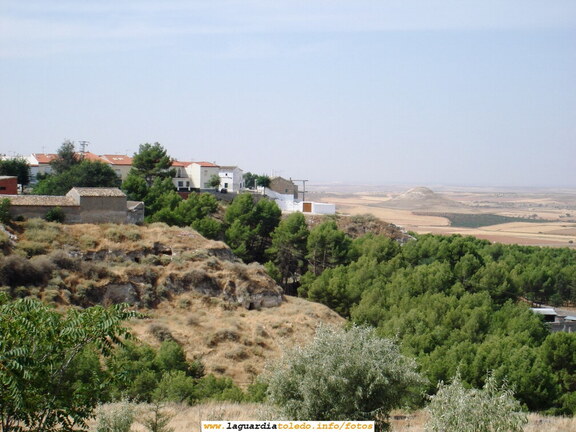 Vista de las cuevas de las Cercas del Norte desde el cerro del Cementerio. Septiembre de 2006