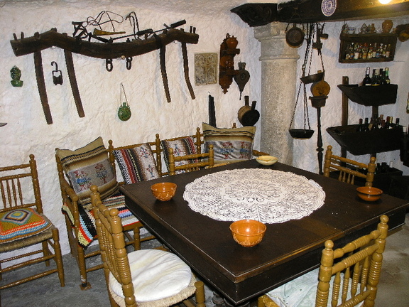 Entre garruchas, romanas , medias fanegas y muebles torneados