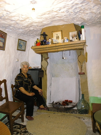 Higinia, en la cueva de Maria "La Cascarria"