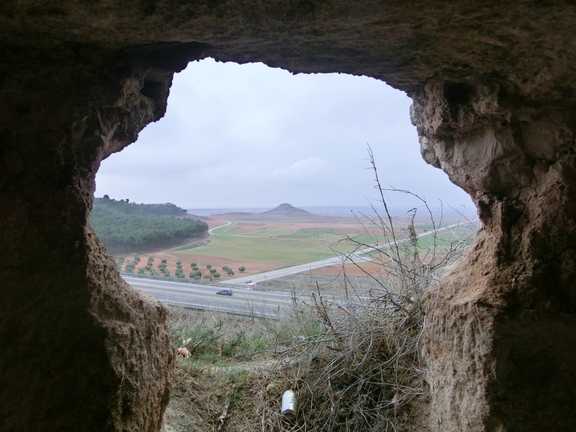 Vistas del cerro de la Atalaya desde una de las cuevas del Cerro