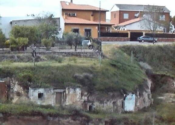 Cuevas del barrio arrabal ,vistas desde el paseo cuevas de palacio