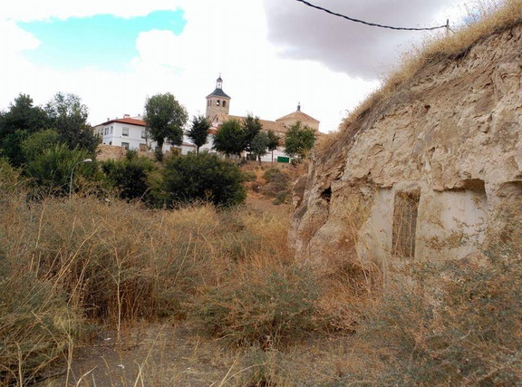 Vista de la iglesia desde las cuevas