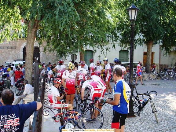 Concentración ciclista de Yepes a su paso por La Guardia. 27 de Agosto de 2006. Los ciclistas descansan en la Glorieta