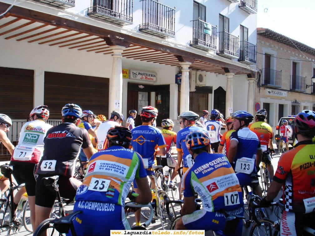Concentración ciclista de Yepes a su paso por La Guardia. 27 de Agosto de 2006. Los ciclistas abandonan la localidad