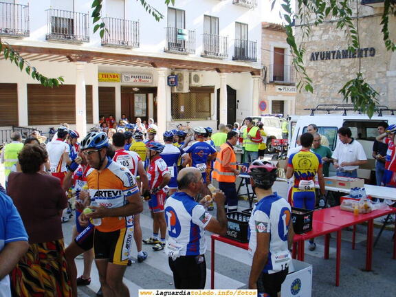 Concentración ciclista de Yepes a su paso por La Guardia. 27 de Agosto de 2006. Los ciclistas reponen fuerzas en el puesto de avituallamiento