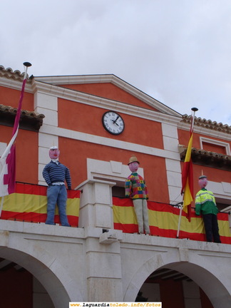 8 de Abril de 2007. 16:30. Los peleles esperan su quema al día siguiente en el Ayuntamiento