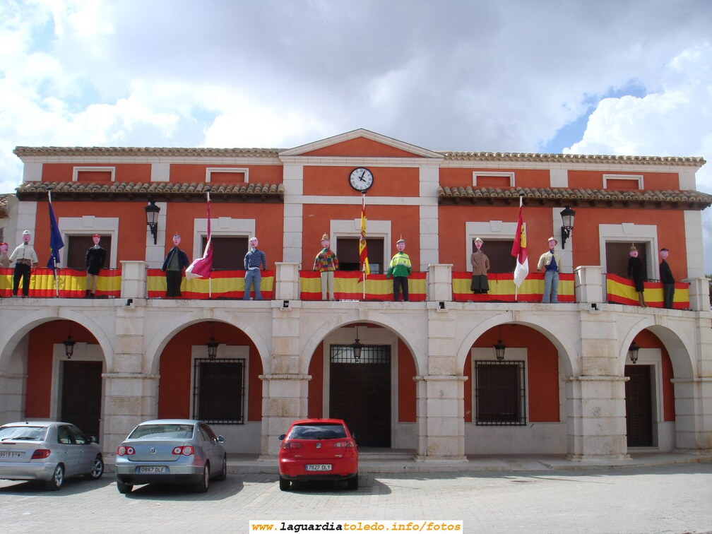 8 de Abril de 2007. 16:30. Los peleles esperan su quema al día siguiente en el Ayuntamiento