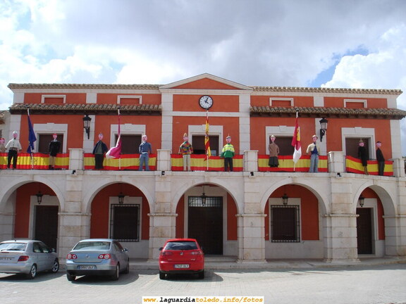 8 de Abril de 2007. 16:30. Los peleles esperan su quema al día siguiente en el Ayuntamiento