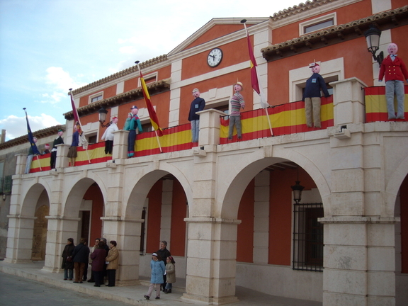 24 de marzo de 2008. Los peleles preparados antes del manteo