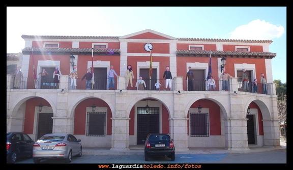 Peleles en los balcones del ayuntamiento
