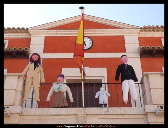 Peleles en los balcones del Ayuntamiento