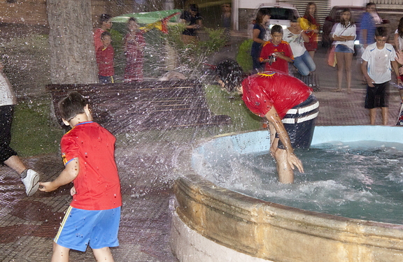 CHAPUZÓN EN LA FUENTE.