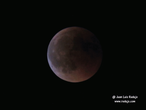 Timelapse de 60 fotos del eclipse de luna llena del viernes pasado desde su fase de eclipse total a las 23:00  hasta la vuelta a la luna llena totalmente iluminada a las 00:20