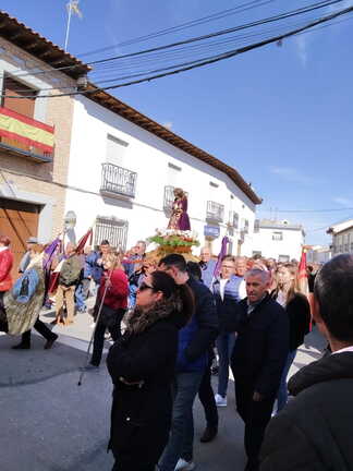 El Santo Niño camino de la iglesia