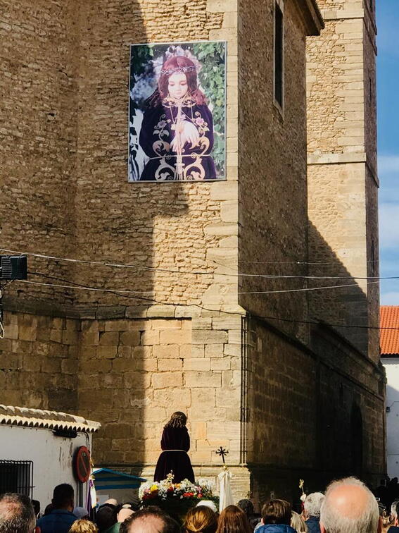 El Santo Niño camino de la iglesia