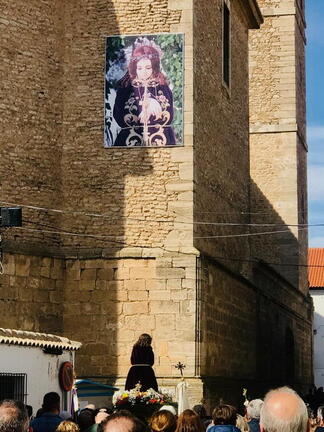 El Santo Niño camino de la iglesia