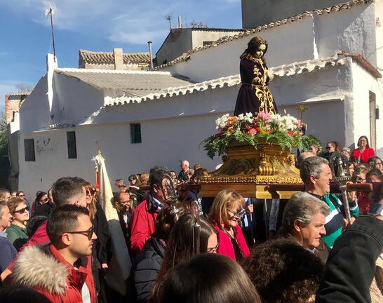 El Santo Niño camino de la iglesia