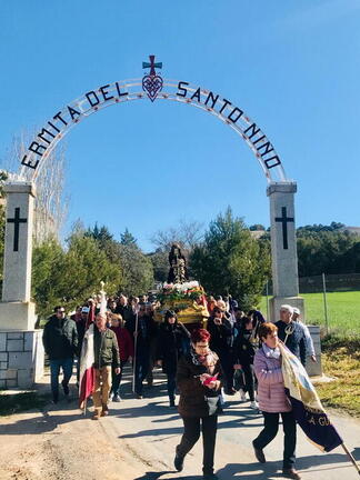El Santo Niño camino de la iglesia