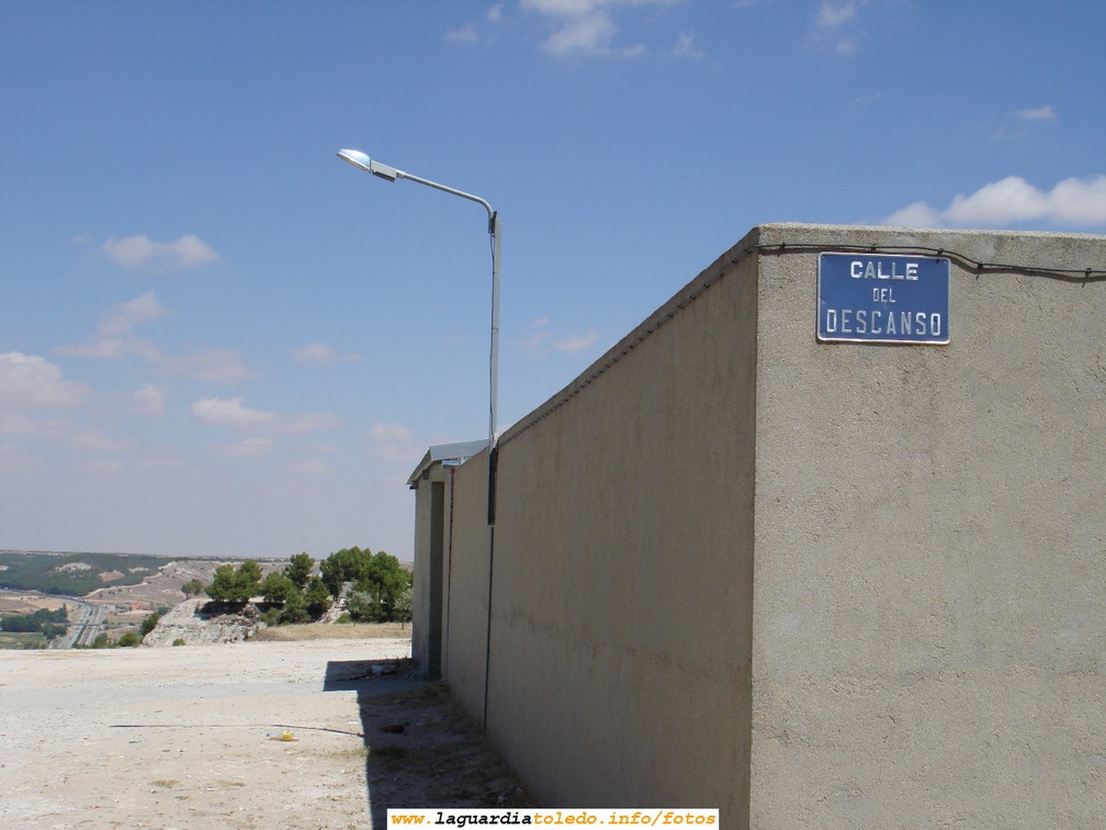 16 de Agosto de 2006.Curiosa estampa camino del cementerio