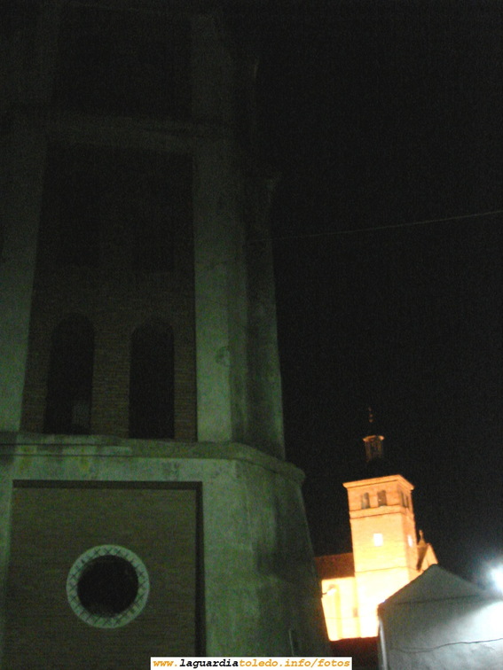 El depósito del agua y la Iglesia desde la Plaza de San Miguel por la noche. 30 de Agosto de 2007 01:00 am