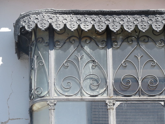 Detalle del balcón de la casa de Victor Mora en la Plaza de la Cruz Verde