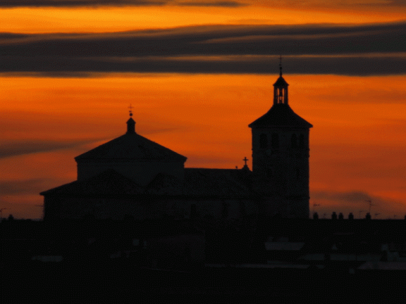Gif animado de 10 fotos de la puesta de sol sobre la Iglesia tomadas a 3 kms del pueblo