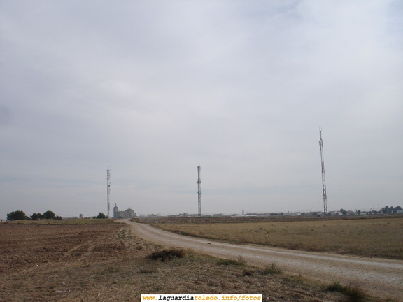 7 de Octubre de 2007. Las tres torres del pueblo y las tres torres de telefonía