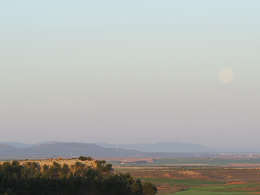 Puesta de la luna llena del martes santo cercana a San Antón Viejo