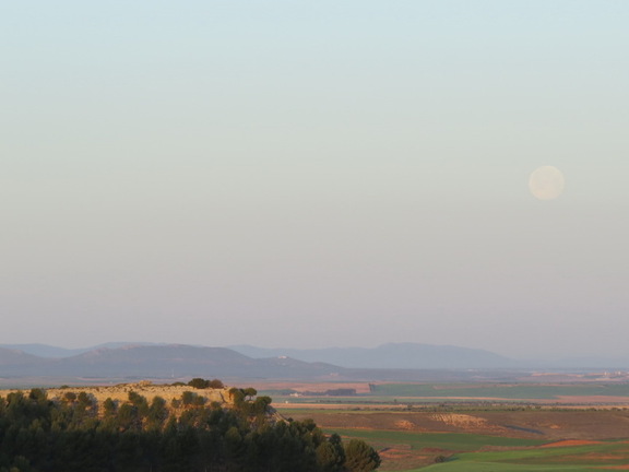 Puesta de la luna llena del martes santo cercana a San Antón Viejo