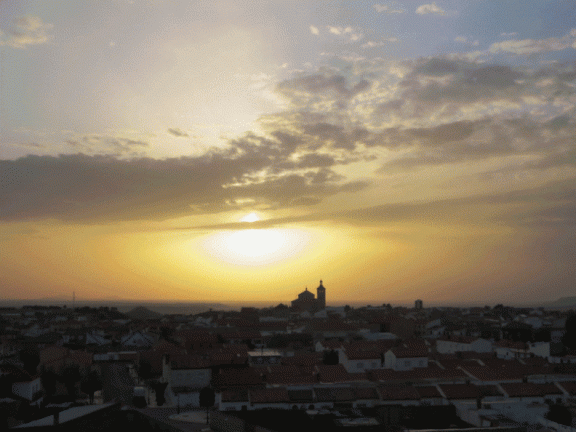 Puesta de sol sobre la Iglesia desde lo alto del depósito de las Casitas