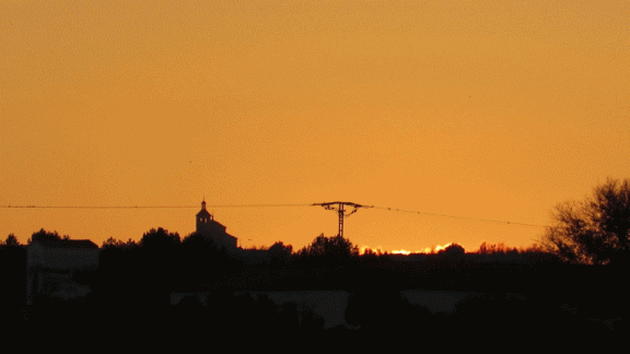 Salida del sol desde detrás de la Dehesa Monreal a 7,5 Kms de distancia