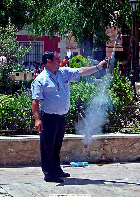 Cohetes en la Procesión del Corpus de 2006 a su paso por la Glorieta